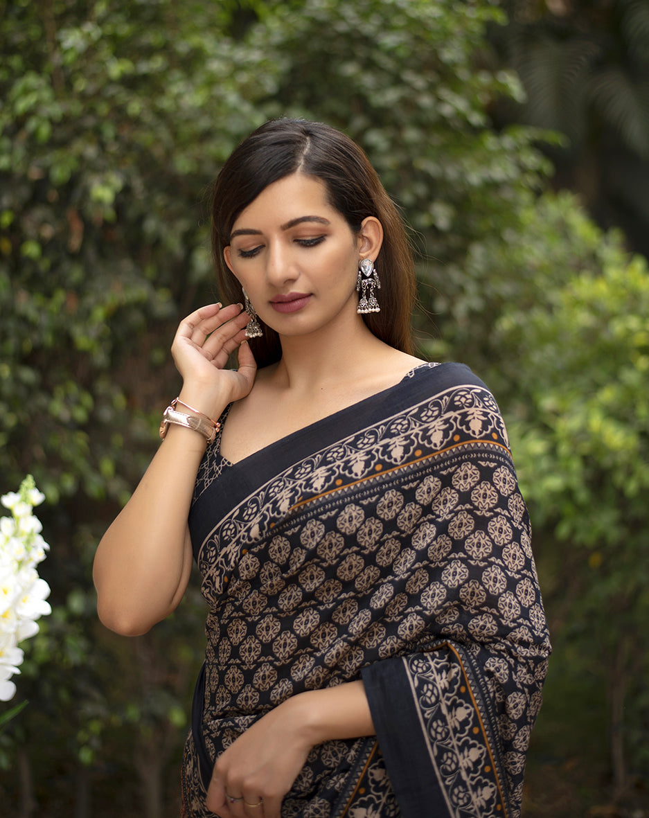 Update more than 183 contrast blouse with black saree latest